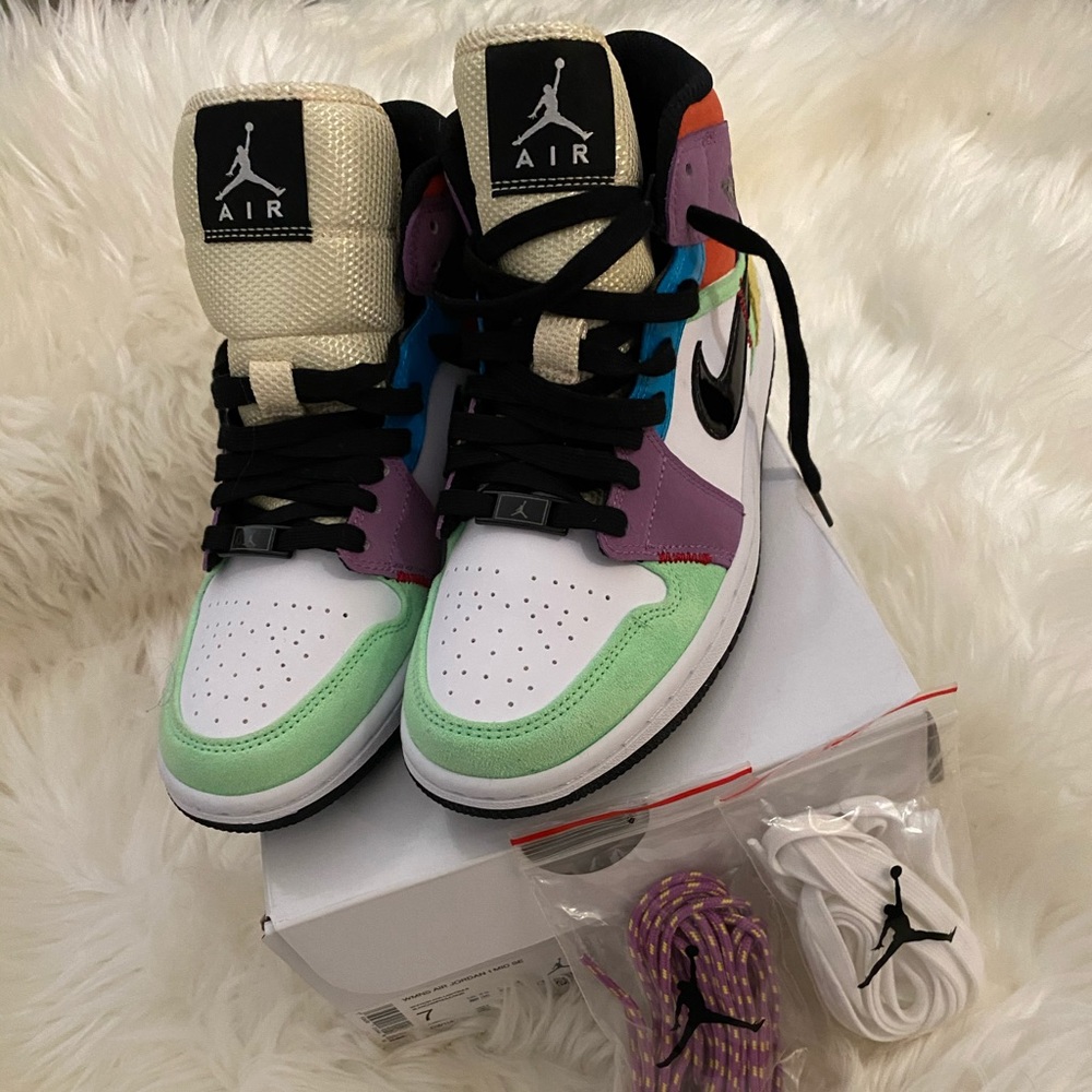 Air Jordan 1 Mid SE WMNS 
“Lightbulb”